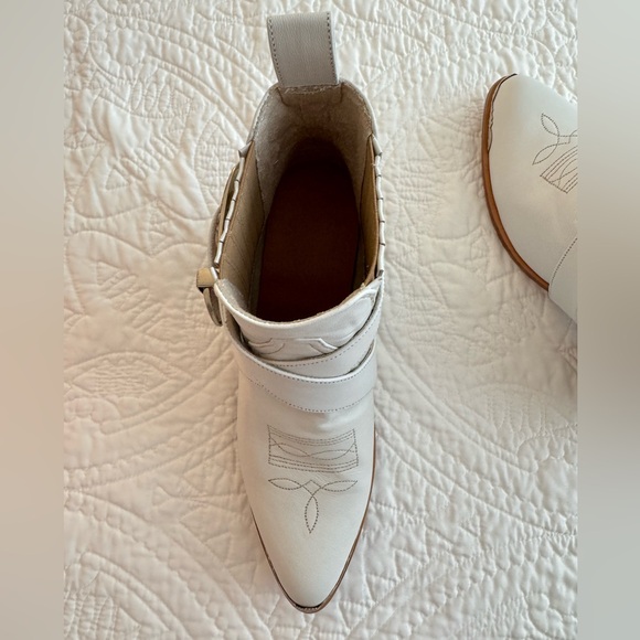 Western ankle leather boot. Detachable metal buckle harness. - Picture 8 of 15